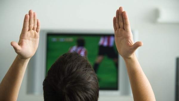 Un hombre mira la televisión Un hombre mira la televisión