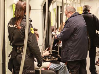 Revisores en el metro.