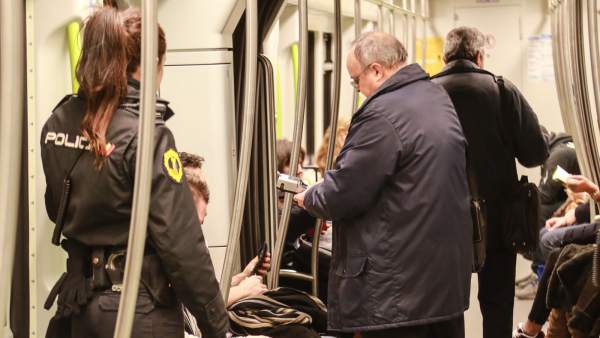 Revisores en el metro. Revisores en el metro.