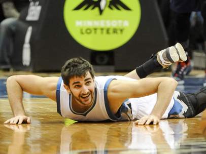 Ricky Rubio pelea un balón en su partido ante los Atlanta Hawks