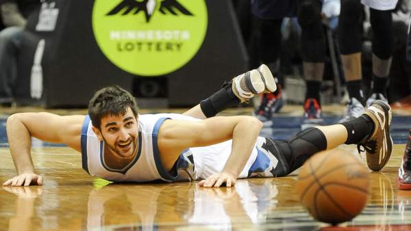 Ricky Rubio pelea un balón en su partido ante los Atlanta Hawks Ricky Rubio pelea un balón en su partido ante los Atlanta Hawks