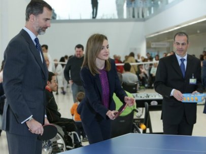 El rey Felipe VI y Letizia juegan al ping pong durante un acto oficial.