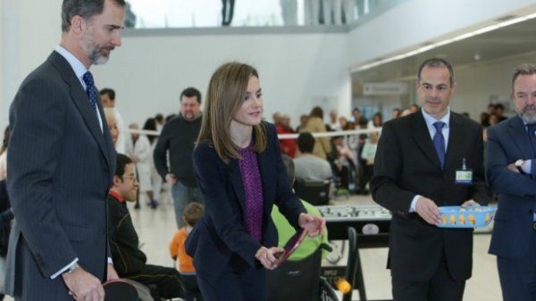 El rey Felipe VI y Letizia juegan al ping pong durante un acto oficial. El rey Felipe VI y Letizia juegan al ping pong durante un acto oficial.