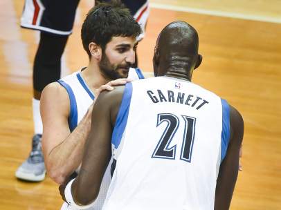 Ricky Rubio habla con Kevin Garnett