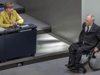 Wolfgang Schäuble, ante la mirada de Merkel