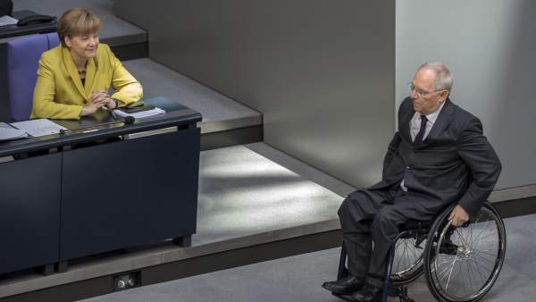 Wolfgang Schäuble, ante la mirada de Merkel Wolfgang Schäuble, ante la mirada de Merkel