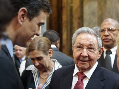 Pedro Sánchez charla con Raúl Castro