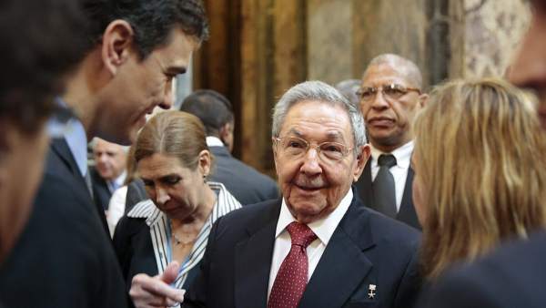 Pedro Sánchez charla con Raúl Castro Pedro Sánchez charla con Raúl Castro