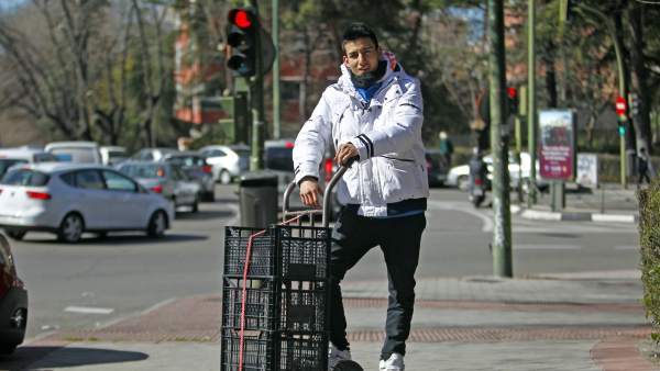 Eric (18 años) lleva encadenados dos contratos temporales en una frutería. Eric (18 años) lleva encadenados dos contratos temporales en una frutería.