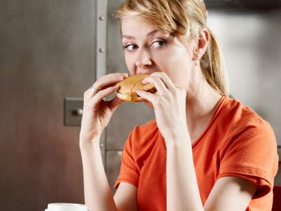 Mujer comiendo