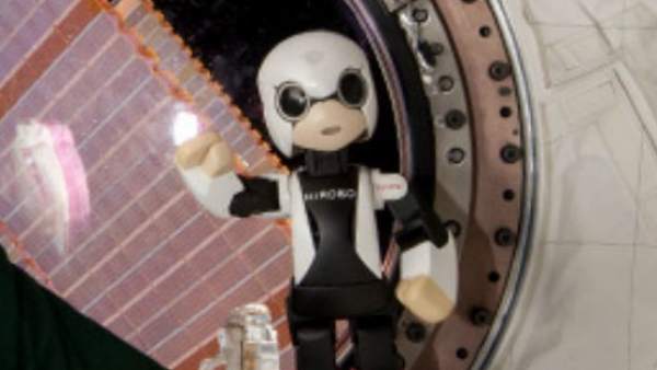 El robot Kirobo y el astronauta Koichi Wakata. El robot Kirobo y el astronauta Koichi Wakata.