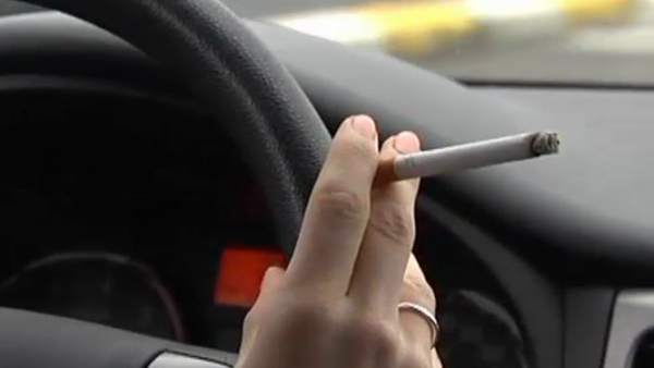 Quieren prohibir fumar en el coche. Quieren prohibir fumar en el coche.