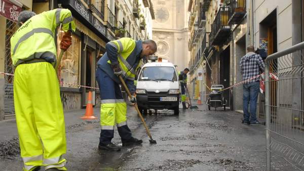 Un grupo de operarios retira la cera acumulada en la calle Marqués de Gerona. Un grupo de operarios retira la cera acumulada en la calle Marqués de Gerona.