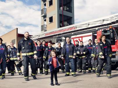 Los bomberos de Valencia, con Nayra.
