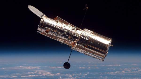 El telescopio espacial Hubble. El telescopio espacial Hubble.