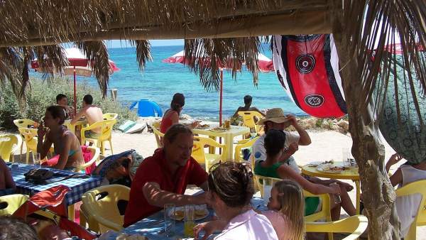 Chiringuito en una playa de Formentera (Islas Baleares) Chiringuito en una playa de Formentera (Islas Baleares)