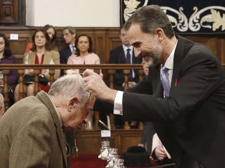 Goytisolo recibe el Premio Cervantes de manos del rey Felipe VI