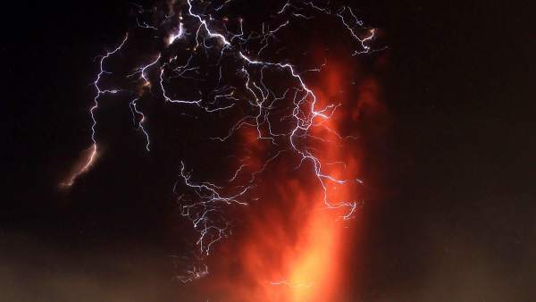 NUEVA ERUPCIÓN DEL VOLCÁN CHILENO CALBUCO NUEVA ERUPCIÓN DEL VOLCÁN CHILENO CALBUCO