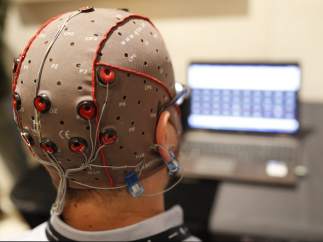 Casco con electrodos