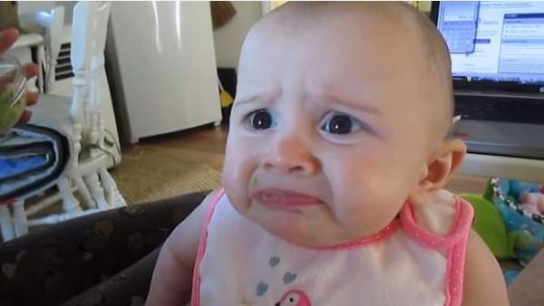 Niño que come aguacate Niño que come aguacate