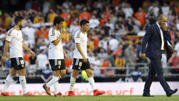El Valencia abandona el terreno de juego cabizbajo. El Valencia abandona el terreno de juego cabizbajo.