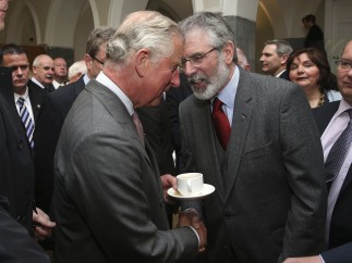 Histórico apretón de manos entre Carlos de Inglaterra y Gerry Adams