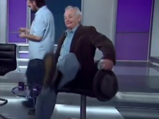 Bill Murray se cae de una silla