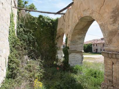 Pórtico de la iglesia de Castil de Carrias (Burgos), hundido y comido por la naturaleza.