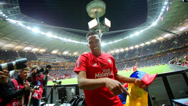 Carlos Bacca celebra un gol que vale un título Carlos Bacca celebra un gol que vale un título