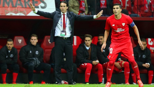 Unai Emery gesticula en la banda Unai Emery gesticula en la banda