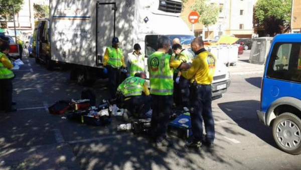 Un octogenario es atropellado por un camión de reparto en Madrid. Un octogenario es atropellado por un camión de reparto en Madrid.
