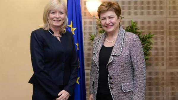 La Defensora del Pueblo Europeo, Emily O'Reilly, y Kristalina Georgieva, vicepresidenta de la Comisión Europea. La Defensora del Pueblo Europeo, Emily O'Reilly, y Kristalina Georgieva, vicepresidenta de la Comisión Europea.