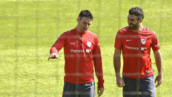 Aduriz y Balenziaga, durante un entrenamiento Aduriz y Balenziaga, durante un entrenamiento