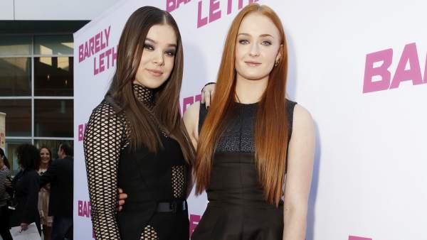 Hailee Steinfeld y Sophie Turner Hailee Steinfeld y Sophie Turner