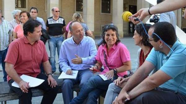 Zaragoza en Común y CHA negocian en plena Plaza del Pilar Zaragoza en Común y CHA negocian en plena Plaza del Pilar