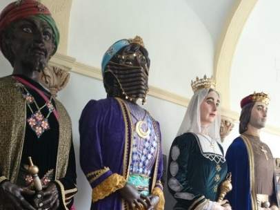 Gigantes que acompañan a la Tarasca de Granada.