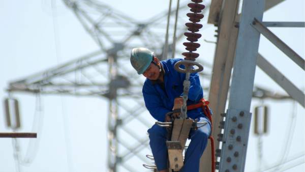 Trabajador en una torre eléctrica. Trabajador en una torre eléctrica.
