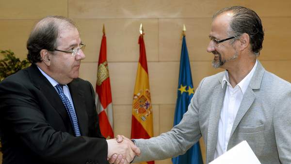 Juan Vicente Herrera (i), y Luis Fuentes tras la firma del documento de regeneración democrática Juan Vicente Herrera (i), y Luis Fuentes tras la firma del documento de regeneración democrática