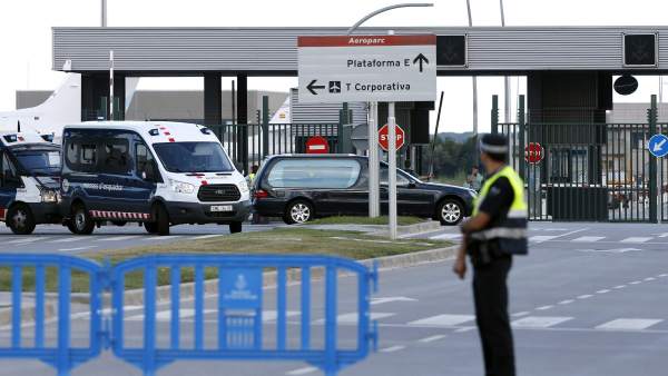 Un vehículo fúnebre con los restos mortales de una de las víctimas del accidente aéreo de los Alpes abandona El Prat. Un vehículo fúnebre con los restos mortales de una de las víctimas del accidente aéreo de los Alpes abandona El Prat.