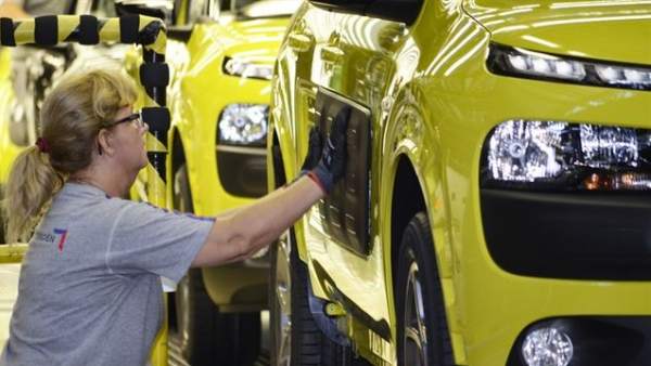 Trabajadora del sector automovilístico Trabajadora del sector automovilístico