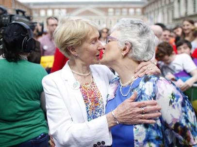 Una pareja se besa