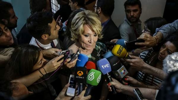 La presidenta del PP de Madrid, Esperanza Aguirre hace declaraciones a los medios de comunicación en la Asamblea de Madrid La presidenta del PP de Madrid, Esperanza Aguirre hace declaraciones a los medios de comunicación en la Asamblea de Madrid