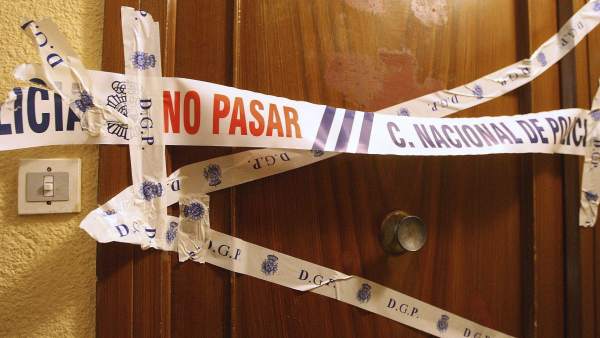 Precinto policial en la puerta de la vivivenda de la mujer asesinada por violencia machista Precinto policial en la puerta de la vivivenda de la mujer asesinada por violencia machista