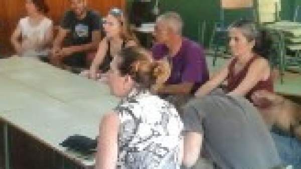 Vecinos encerrados en el colegio de Quéntar (Granada). Vecinos encerrados en el colegio de Quéntar (Granada).