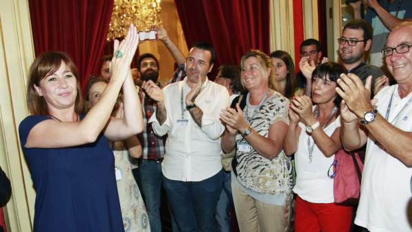 La socialista Francina Armengol (i) tras ser elegida presidenta del Govern balear. La socialista Francina Armengol (i) tras ser elegida presidenta del Govern balear.