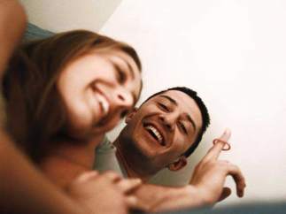Una pareja ligando