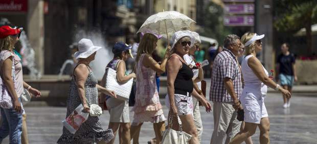 Sombreros y paraguas contra el sol