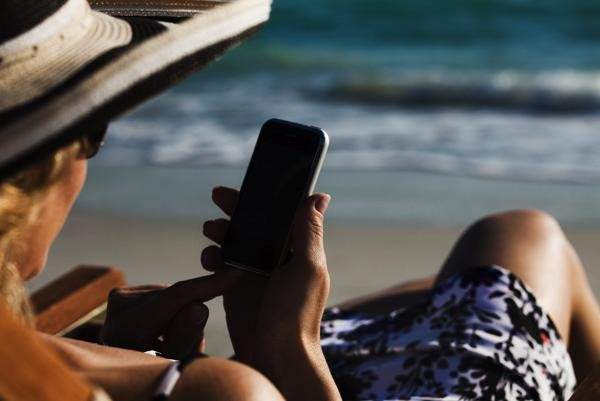 En vacaciones no dejamos el móvil FOTO: GTRES