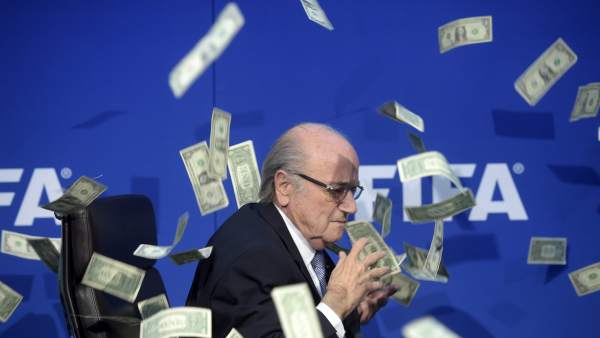 Lluvia de billetes para Joseph Blatter Lluvia de billetes para Joseph Blatter