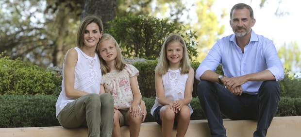 La Familia Real posa unida en Marivent